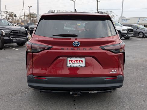 Certified 2024 Toyota Sienna XLE image 7
