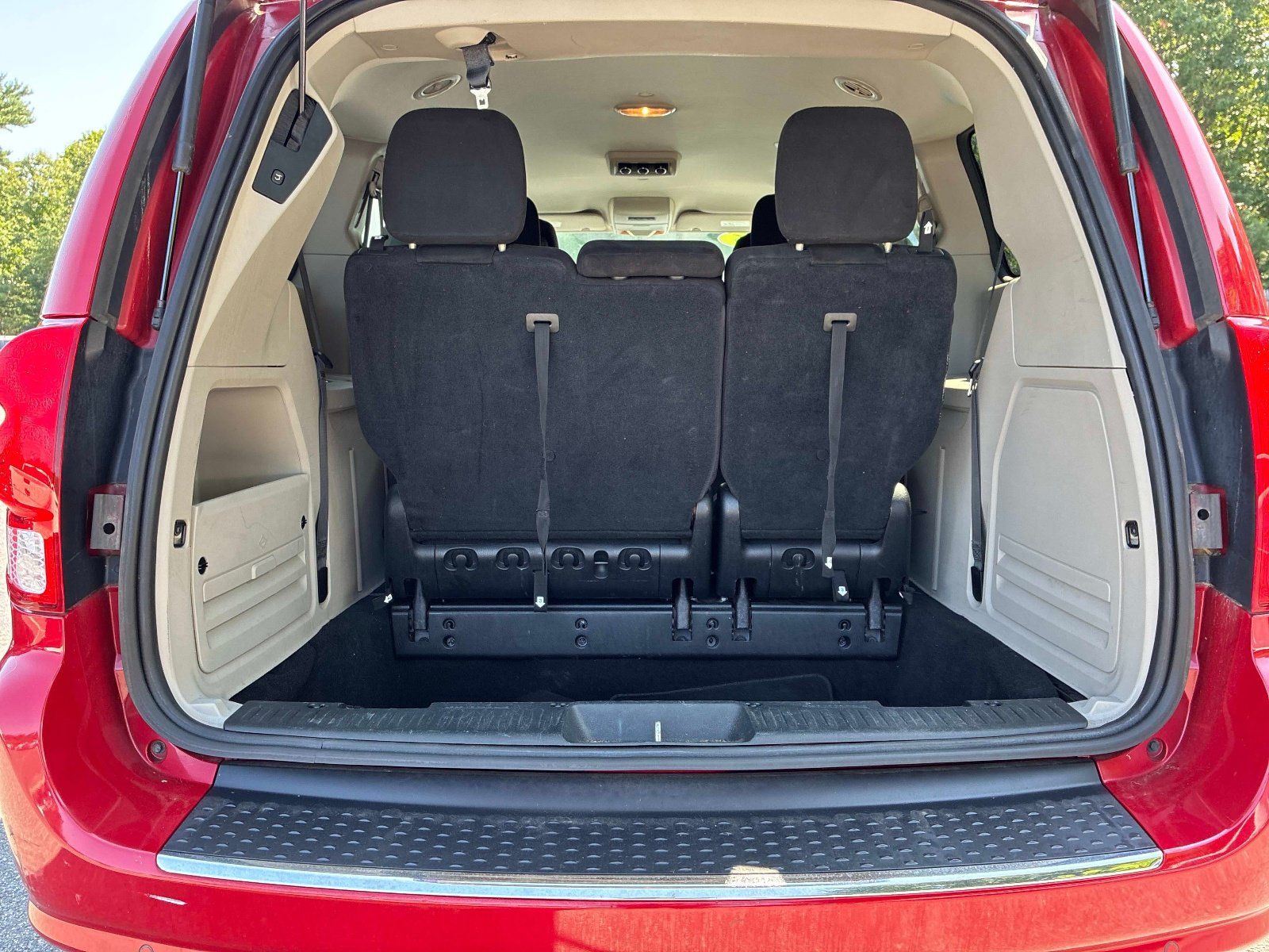 Used 2016 Dodge Grand Caravan SXT w/ Rear Park Assist Package FWD image 13