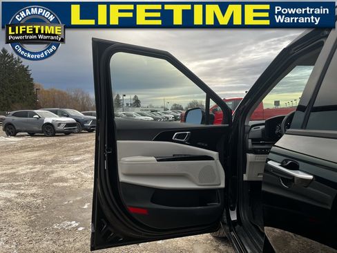 Used 2024 Kia Carnival SX image 18