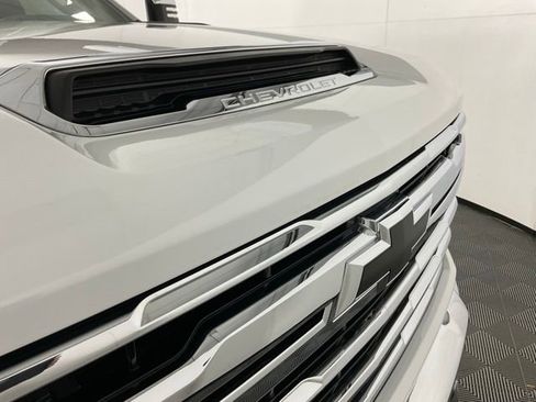 Used 2025 Chevrolet Silverado 2500 LTZ w/ LTZ Convenience Package image 11