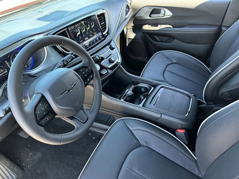 New 2026 Chrysler Pacifica Limited w/ S Appearance Package image 16