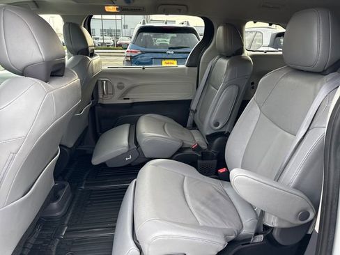 Used 2023 Toyota Sienna Limited image 14