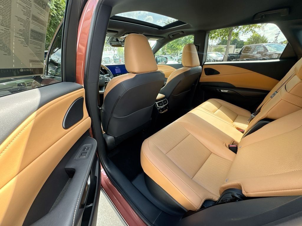 Used 2025 Lexus RX 350 Premium w/ Accessory Package (Z1) FWD image 33