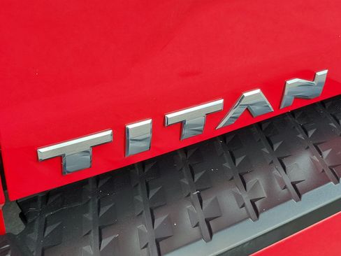 Used 2021 Nissan Titan SV w/ SV Convenience Package AWD/4WD image 9