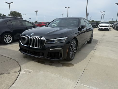 Used 2020 BMW 750i xDrive w/ Executive Package AWD/4WD image 2