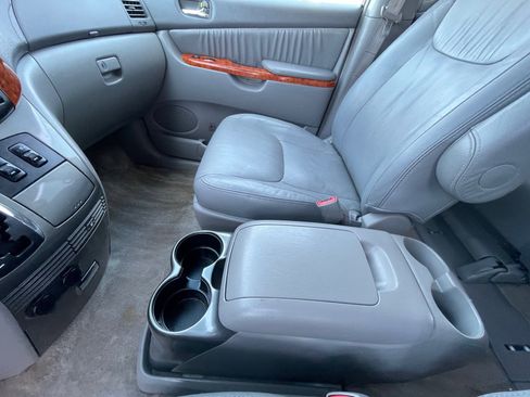 Used 2007 Toyota Sienna XLE image 16