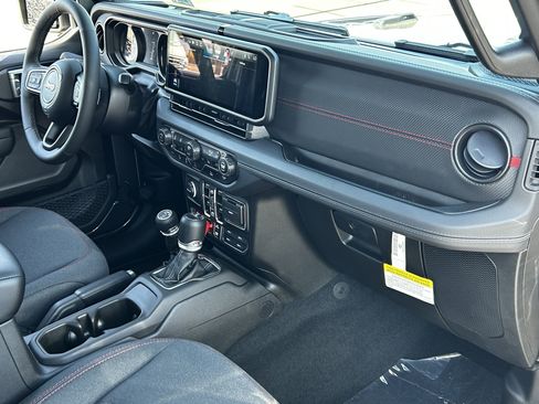 New 2025 Jeep Gladiator Rubicon w/ Convenience Group image 9