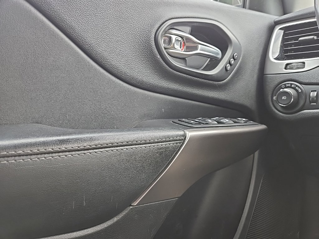 Used 2019 Jeep Cherokee Limited AWD/4WD image 20
