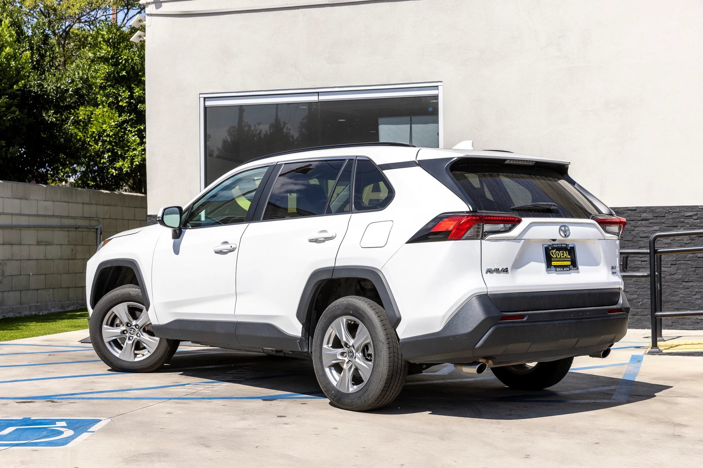 Used 2021 Toyota RAV4 XLE w/ XLE Grade Weather Package AWD/4WD image 10