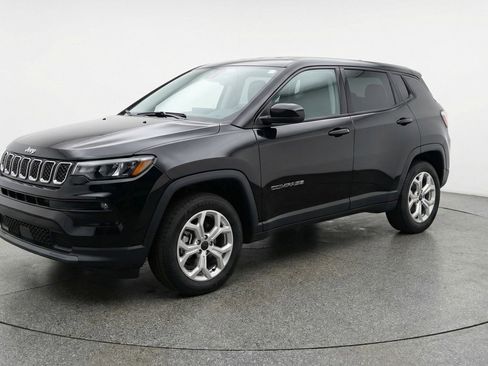 Used 2025 Jeep Compass Latitude image 3