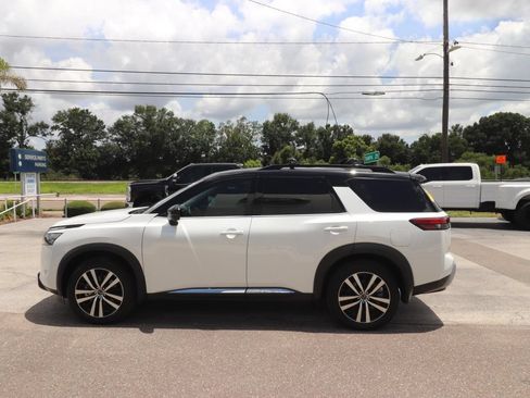 Used 2025 Nissan Pathfinder Platinum w/ Black Appearance Package AWD/4WD image 5