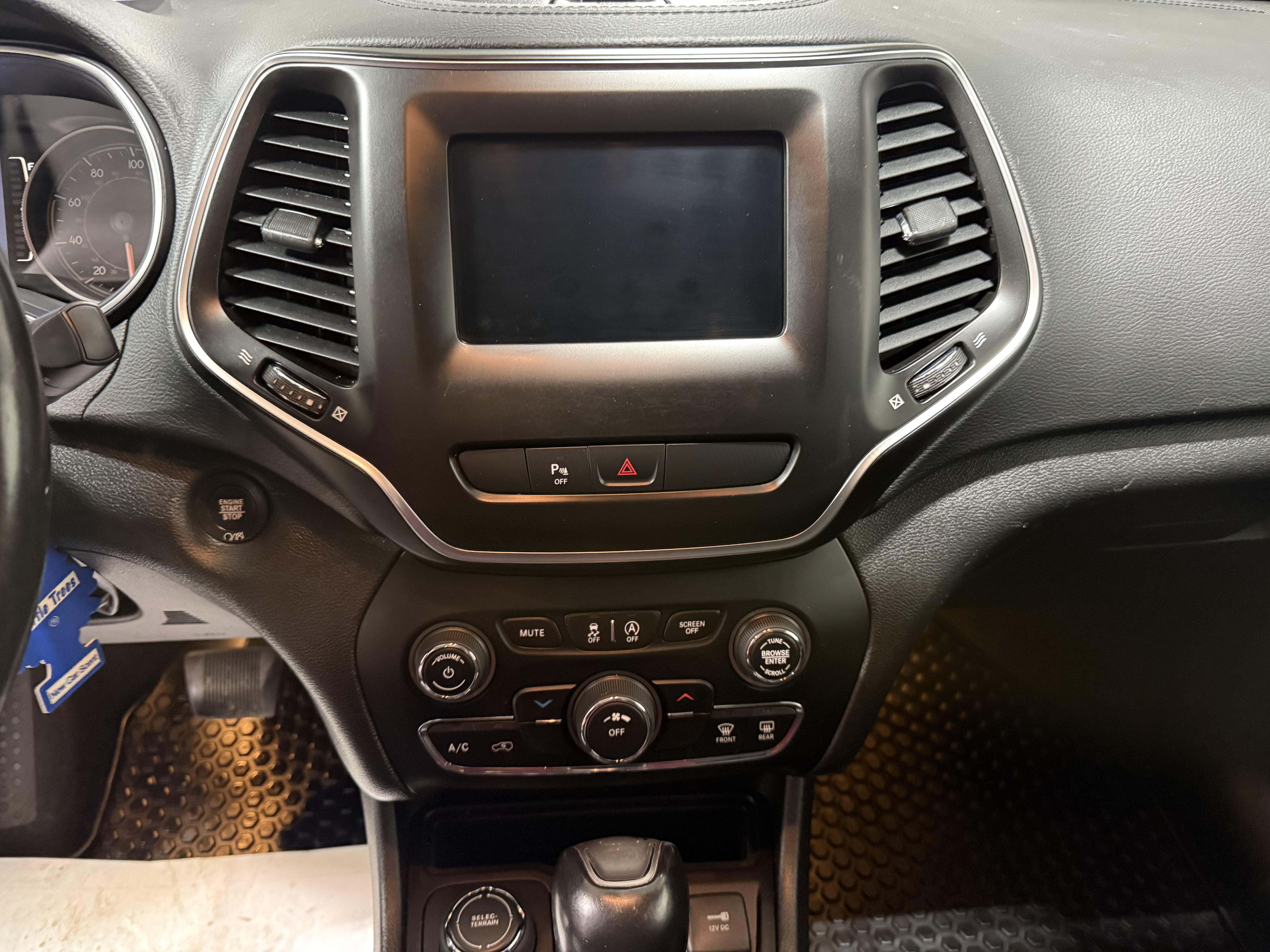 Used 2019 Jeep Cherokee Latitude Plus w/ Cold Weather Group AWD/4WD image 24