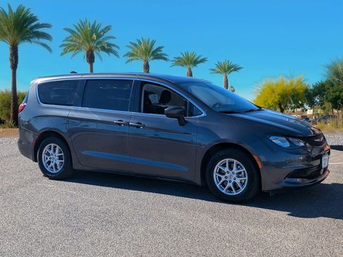 Used 2022 Chrysler Voyager LX image 7