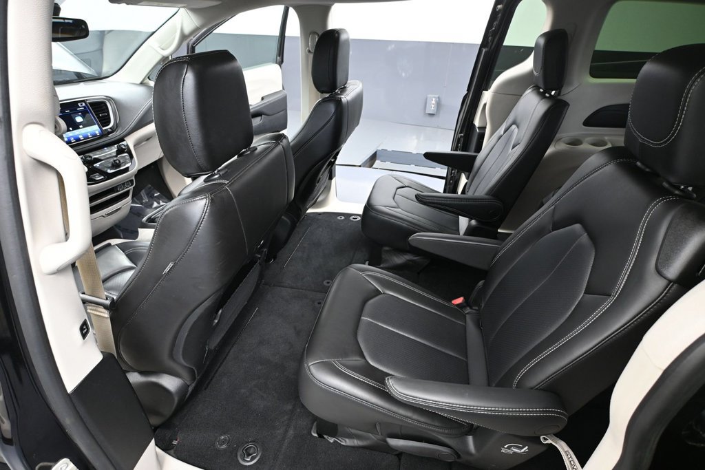 Used 2023 Chrysler Pacifica Touring-L AWD/4WD image 26