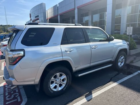 Used 2020 Toyota 4Runner SR5 Premium w/ Moonroof Package AWD/4WD image 4