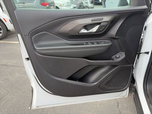 Used 2024 GMC Terrain SLT image 13