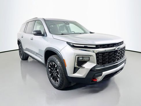 Used 2025 Chevrolet Traverse Z71 image 3