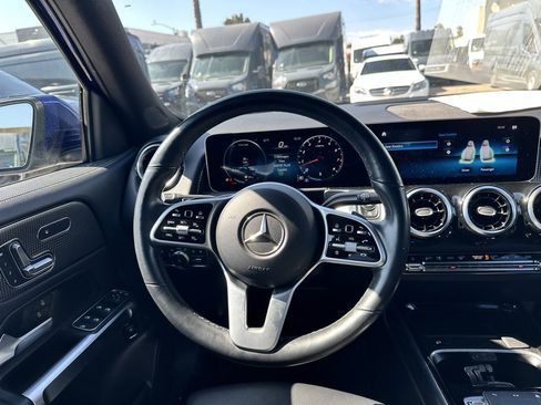 Used 2020 Mercedes-Benz GLB 250 4MATIC w/ Premium Package image 23