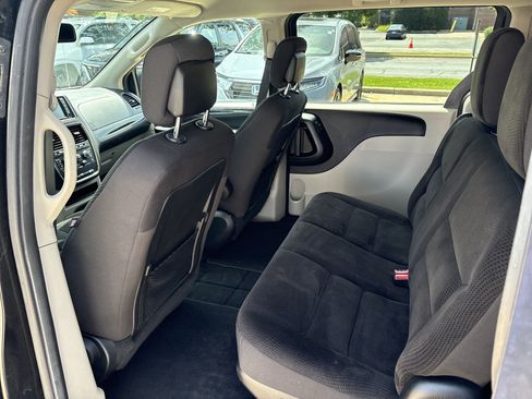 Used 2019 Dodge Grand Caravan SE w/ UConnect Hands-Free Group FWD image 12