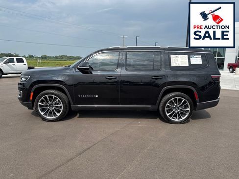 Used 2022 Jeep Wagoneer Series III w/ Premium Group I AWD/4WD image 2
