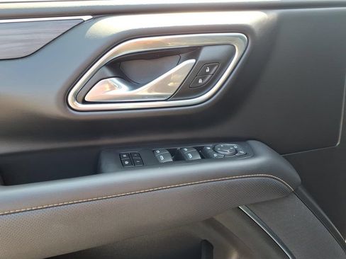Used 2023 GMC Yukon SLT w/ SLT Premium Package AWD/4WD image 4