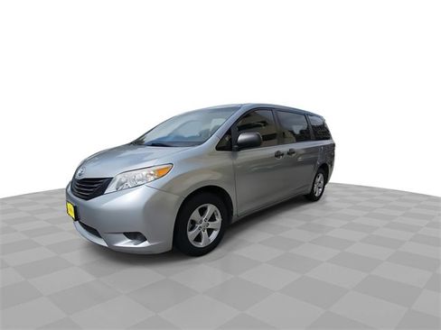 Used 2012 Toyota Sienna LE image 4