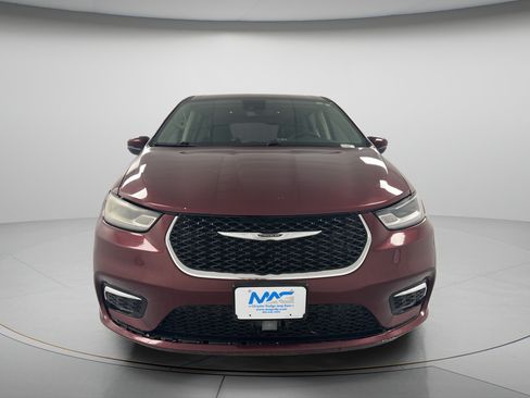 Used 2023 Chrysler Pacifica Touring-L FWD image 3