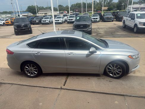 Used 2017 Ford Fusion SE FWD image 8