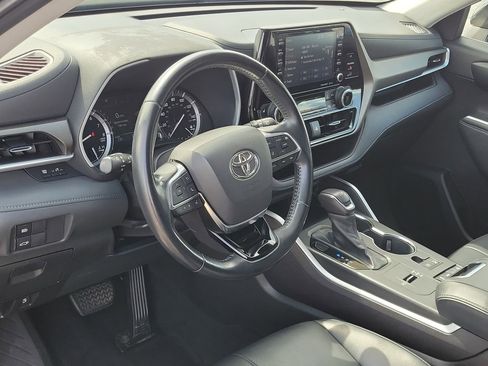 Used 2021 Toyota Highlander XLE FWD image 25