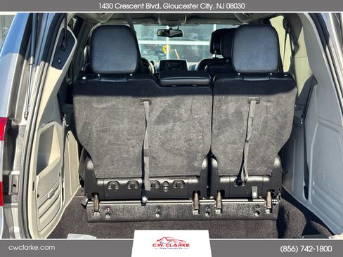 Used 2016 Chrysler Town & Country Touring image 19