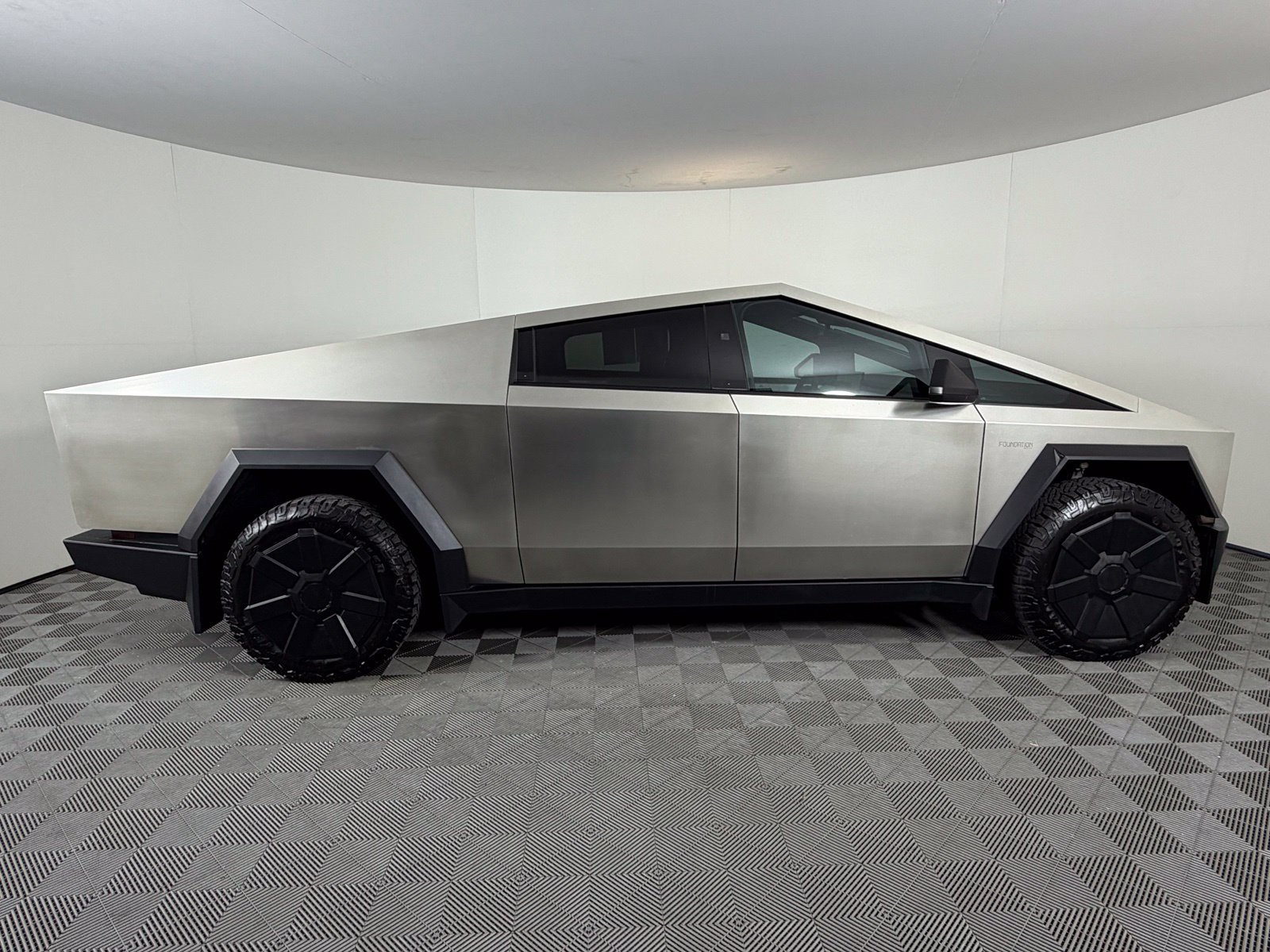 Used 2024 Tesla Cybertruck AWD Crew Cab image 9