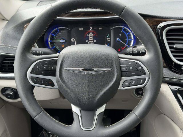 Used 2023 Chrysler Pacifica Limited FWD image 21