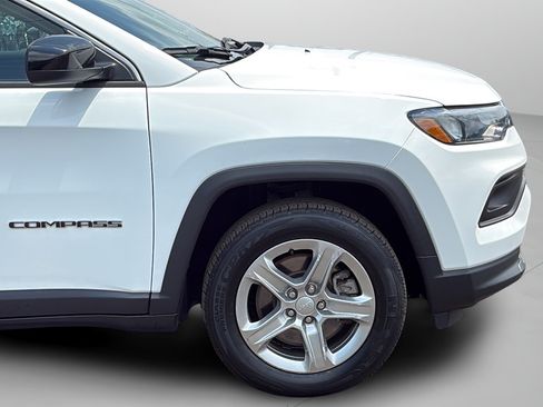 Used 2024 Jeep Compass Latitude w/ Altitude Special Edition AWD/4WD image 27