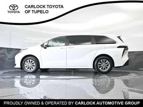 Used 2026 Toyota Sienna LE FWD image 57