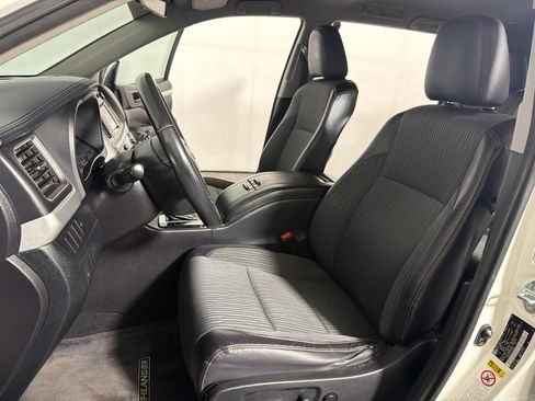 Used 2015 Toyota Highlander Plus FWD image 11