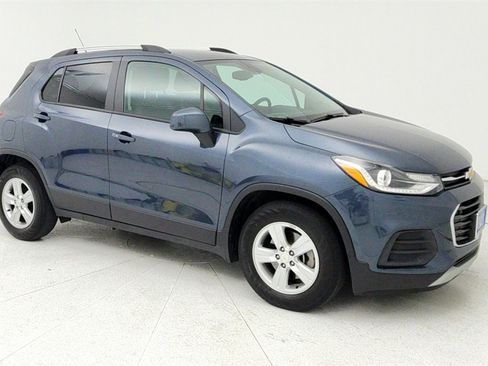 Used 2022 Chevrolet Trax LT w/ LT Convenience Package image 8