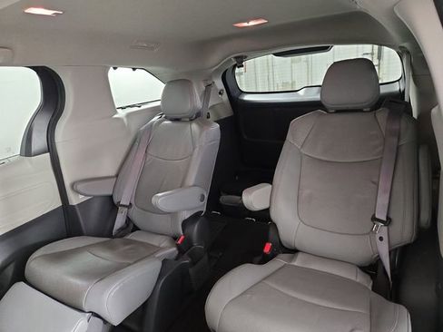 Used 2023 Toyota Sienna Limited FWD image 17
