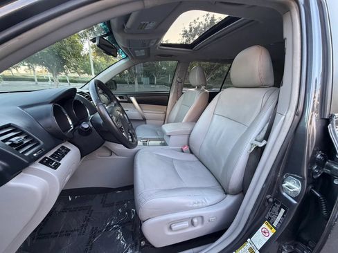Used 2013 Toyota Highlander SE FWD image 10