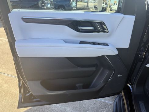 New 2025 Chevrolet Suburban Premier image 19