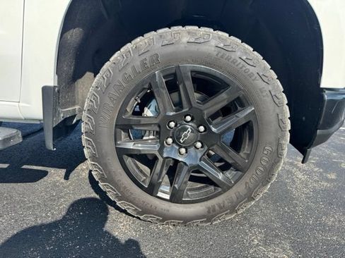 Used 2022 Chevrolet Silverado 1500 LT Trail Boss w/ Bed Protection Package AWD/4WD image 9