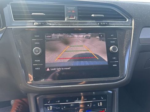 Used 2022 Volkswagen Tiguan SE w/ Panoramic Sunroof Package AWD/4WD image 13