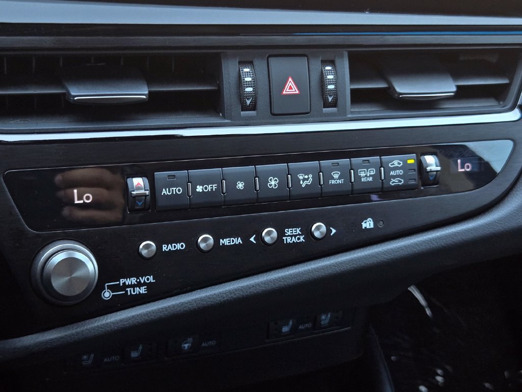 Used 2025 Lexus ES 300h w/ Premium Package FWD image 22