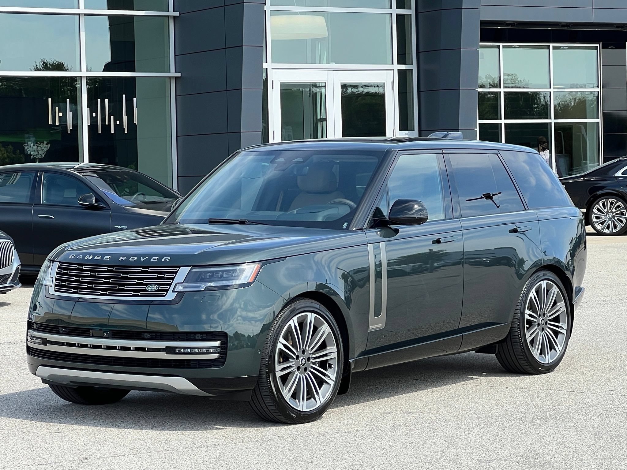 Used 2025 Land Rover Range Rover Autobiography AWD/4WD image 2