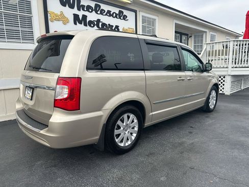 Used 2013 Chrysler Town & Country Touring image 6