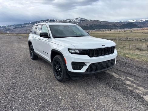 New 2025 Jeep Grand Cherokee Altitude image 18