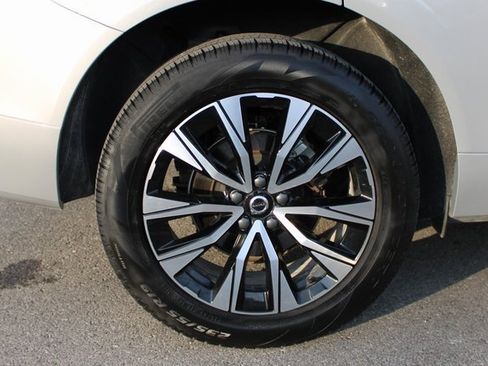 Used 2025 Volvo XC60 B5 Plus image 38