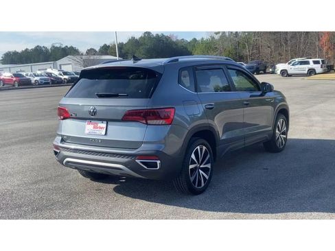 Used 2024 Volkswagen Taos SE image 2