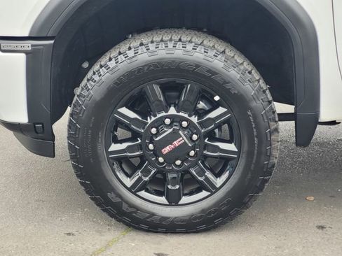 Used 2025 GMC Sierra 2500 AT4 image 11