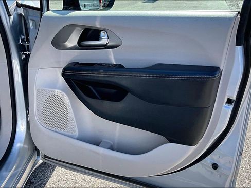 Used 2024 Chrysler Pacifica Touring-L FWD image 20