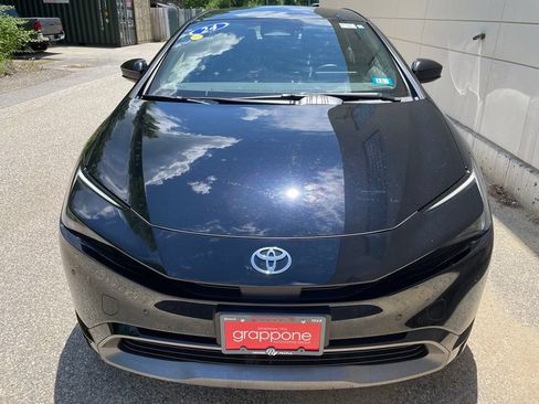 Used 2024 Toyota Prius XLE FWD image 3